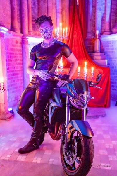 Jinthe Martens als Biker in der Georgskapelle (Foto: Barbara Frommann)