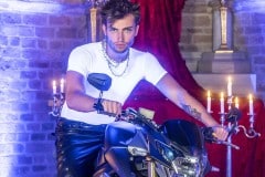 Jinthe Martens als Biker in der Georgskapelle (Foto: Barbara Frommann)