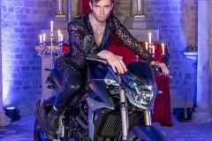 Jinthe Martens als Biker in der Georgskapelle (Foto: Barbara Frommann)