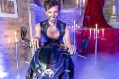 Jinthe Martens als Biker in der Georgskapelle (Foto: Barbara Frommann)