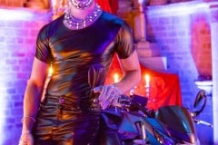 Jinthe Martens als Biker in der Georgskapelle (Foto: Barbara Frommann)