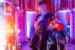 Jinthe Martens als Biker in der Georgskapelle (Foto: Barbara Frommann)