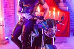 Jinthe Martens als Biker in der Georgskapelle (Foto: Barbara Frommann)