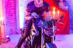 Jinthe Martens als Biker in der Georgskapelle (Foto: Barbara Frommann)