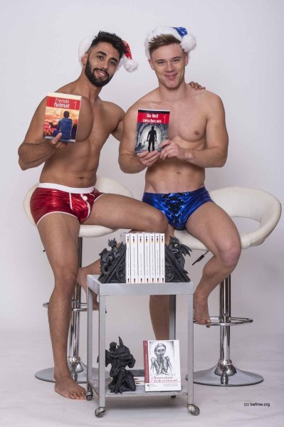 Sami und Marvin präsentieren für den Himmelstürmer Verlag schwule Literatur (Foto: Barbara Frommann)