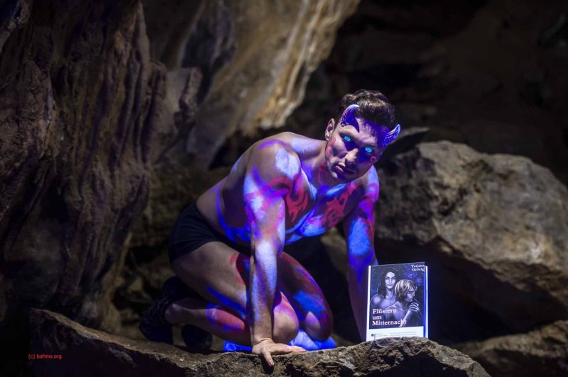 Sebastian von Kempin als Dämon in der Dechenhöhle (Foto: Barbara Frommann)