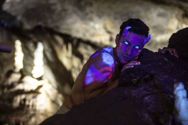 Sebastian von Kempin als Dämon in der Dechenhöhle (Foto: Barbara Frommann)