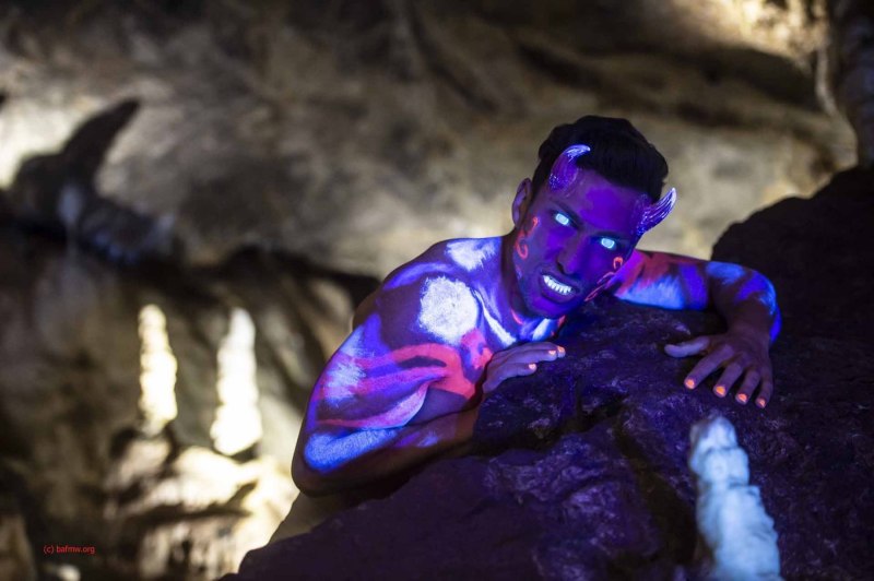 Sebastian von Kempin als Dämon in der Dechenhöhle (Foto: Barbara Frommann)