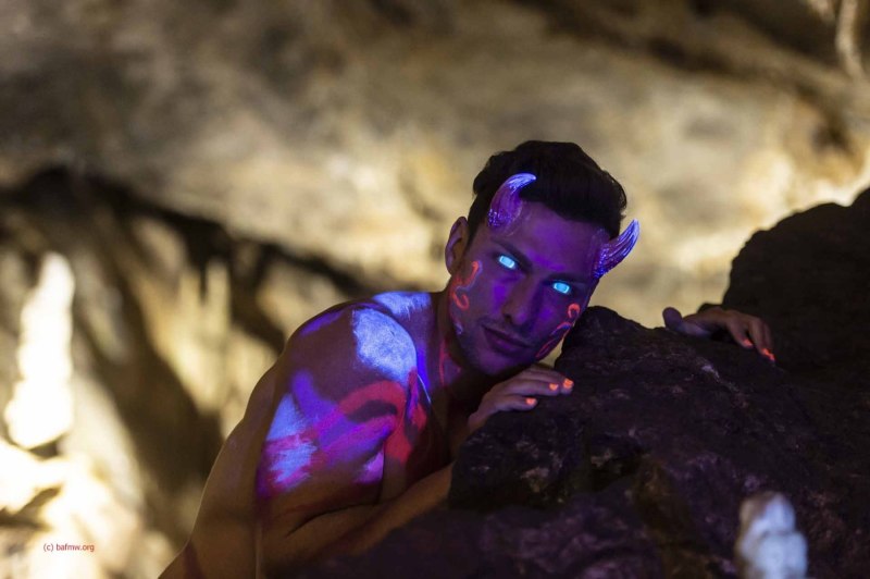 Sebastian von Kempin als Dämon in der Dechenhöhle (Foto: Barbara Frommann)