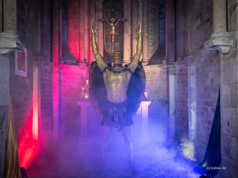 Es ist vollbracht. Fünf Stunden in der Maske, fertig ist unser Golstück Sascha Vaegs als glitzernder Engel. (Foto: Barbara Frommann)