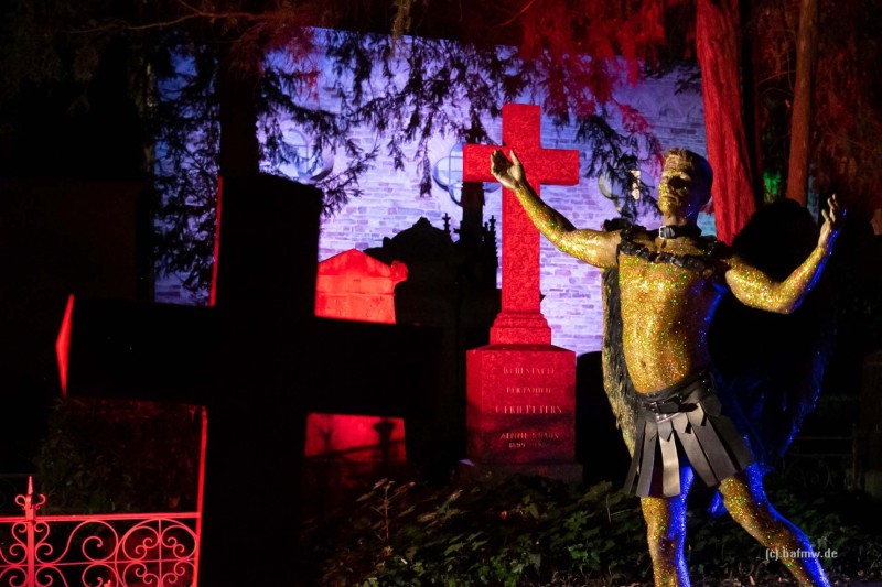 Sascha Vaegs als glitzernder Engel auf dem nächtlichen Friedhof Bonn. (Foto: Barbara Frommann)