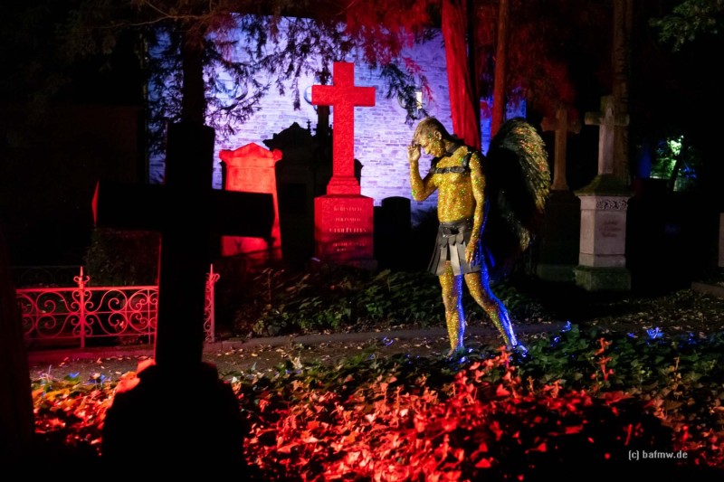 Sascha Vaegs als glitzernder Engel auf dem nächtlichen Friedhof Bonn. (Foto: Barbara Frommann)