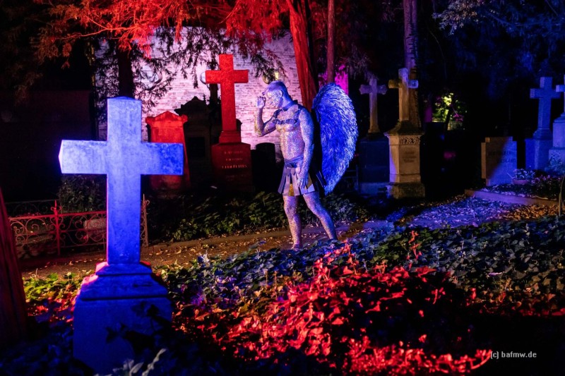 Sascha Vaegs als glitzernder Engel auf dem nächtlichen Friedhof Bonn. (Foto: Barbara Frommann)