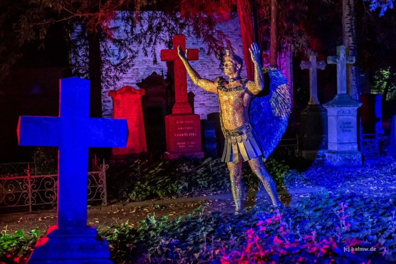 Sascha Vaegs als glitzernder Engel auf dem nächtlichen Friedhof Bonn. (Foto: Barbara Frommann)