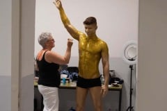 Der Goldglitter wird auf Saschas Körper aufgetragen. (Foto: Barbara Frommann)