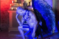 Es ist vollbracht. Fünf Stunden in der Maske, fertig ist unser Golstück Sascha Vaegs als glitzernder Engel. (Foto: Barbara Frommann)