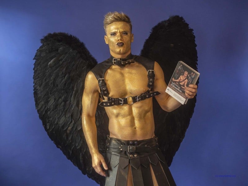 Male Model Marvin als Engel im Gladiatorstyle