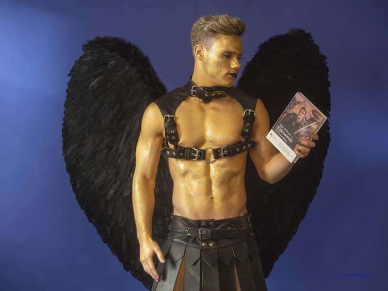 Male Model Marvin als Engel im Gladiatorstyle