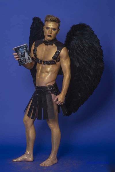 Male Model Marvin als Engel im Gladiatorstyle