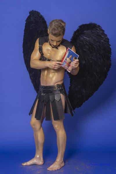 Male Model Marvin als Engel im Gladiatorstyle