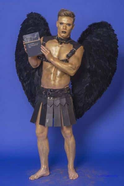 Male Model Marvin als Engel im Gladiatorstyle