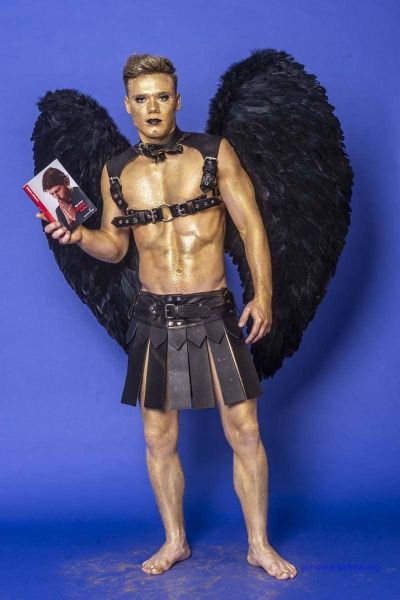 Male Model Marvin als Engel im Gladiatorstyle