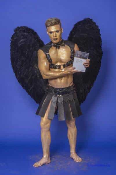 Male Model Marvin als Engel im Gladiatorstyle