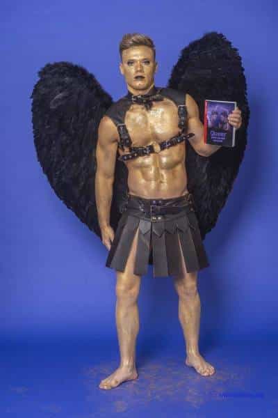 Male Model Marvin als Engel im Gladiatorstyle