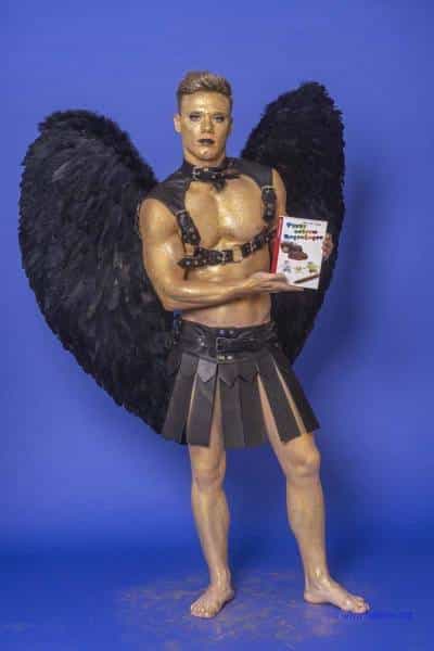 Male Model Marvin als Engel im Gladiatorstyle