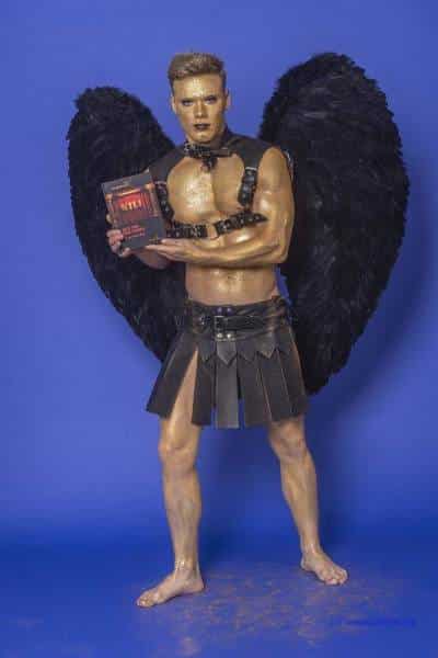 Male Model Marvin als Engel im Gladiatorstyle