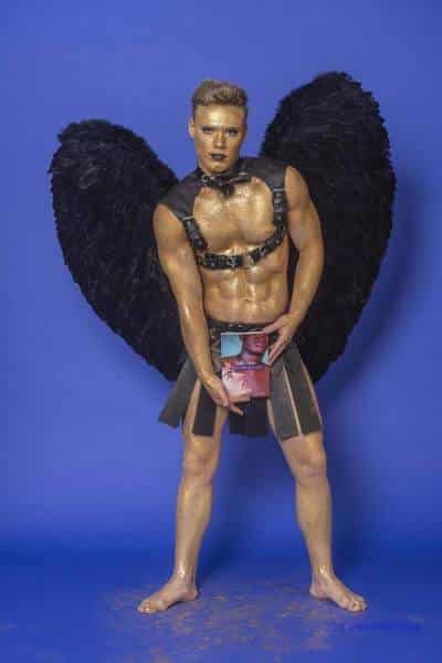 Male Model Marvin als Engel im Gladiatorstyle