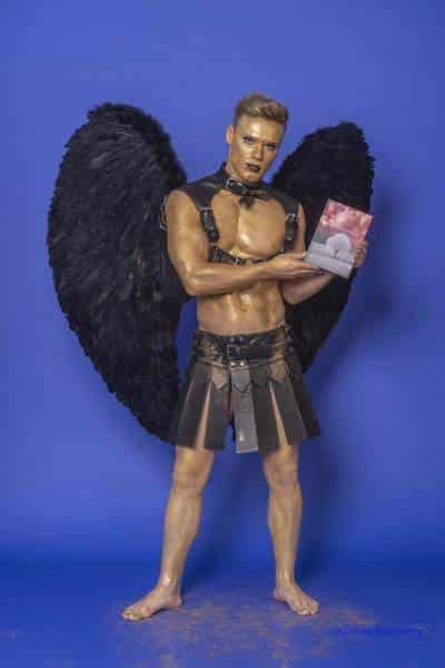 Male Model Marvin als Engel im Gladiatorstyle