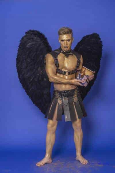 Male Model Marvin als Engel im Gladiatorstyle