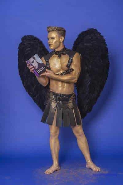 Male Model Marvin als Engel im Gladiatorstyle