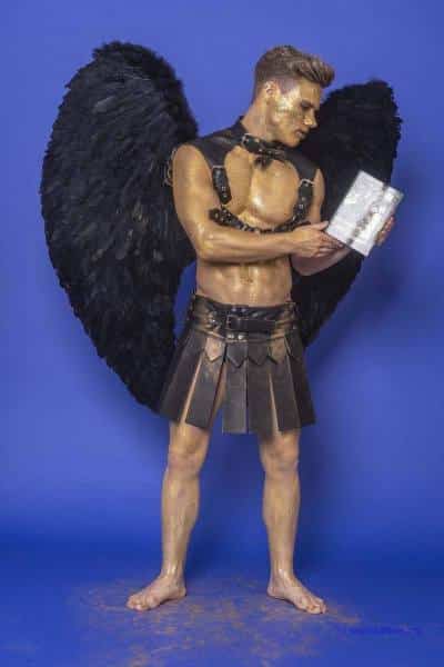 Male Model Marvin als Engel im Gladiatorstyle