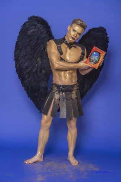 Male Model Marvin als Engel im Gladiatorstyle