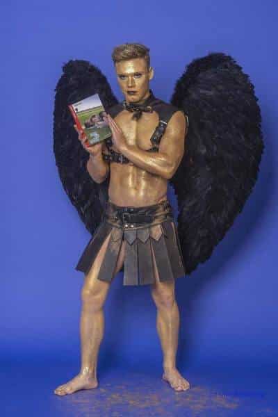 Male Model Marvin als Engel im Gladiatorstyle
