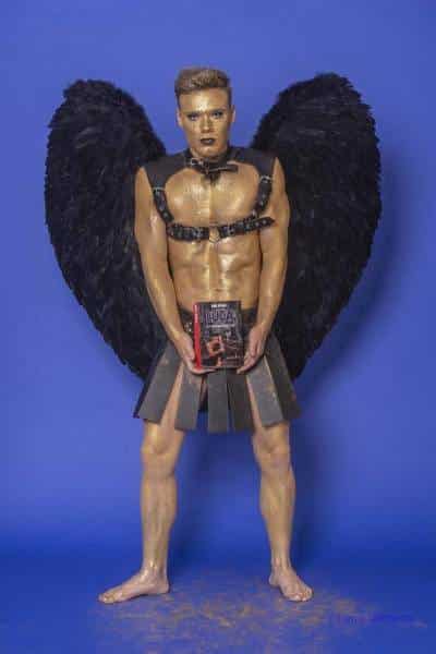 Male Model Marvin als Engel im Gladiatorstyle