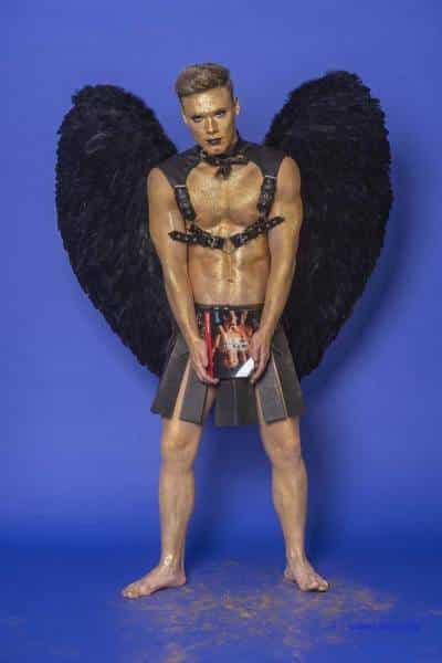 Male Model Marvin als Engel im Gladiatorstyle