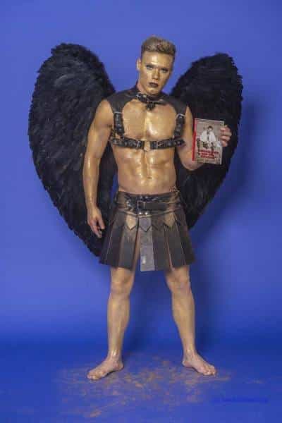 Male Model Marvin als Engel im Gladiatorstyle