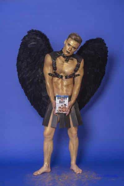 Male Model Marvin als Engel im Gladiatorstyle