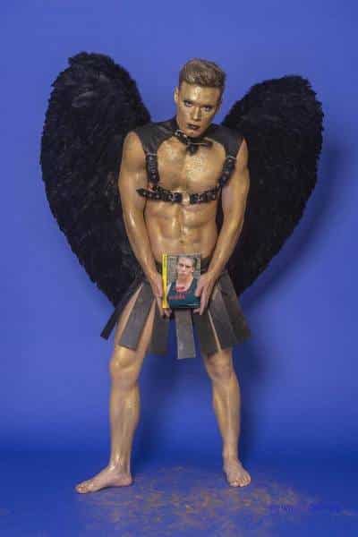 Male Model Marvin als Engel im Gladiatorstyle