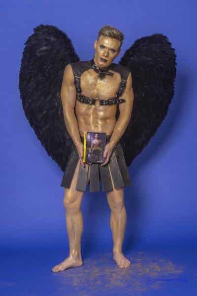 Male Model Marvin als Engel im Gladiatorstyle