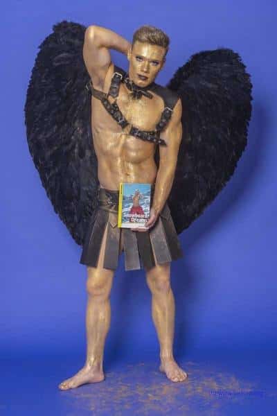 Male Model Marvin als Engel im Gladiatorstyle