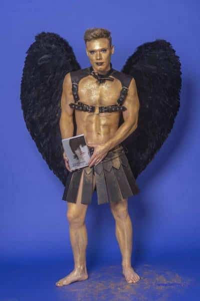 Male Model Marvin als Engel im Gladiatorstyle