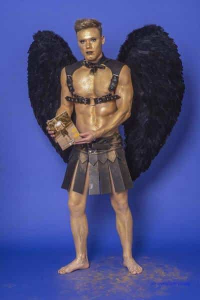 Male Model Marvin als Engel im Gladiatorstyle