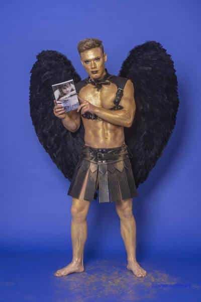 Male Model Marvin als Engel im Gladiatorstyle