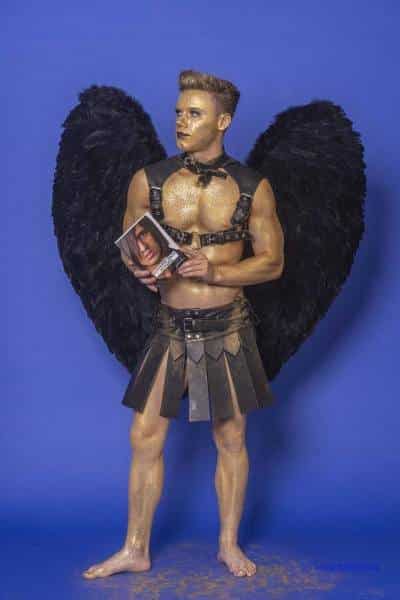 Male Model Marvin als Engel im Gladiatorstyle