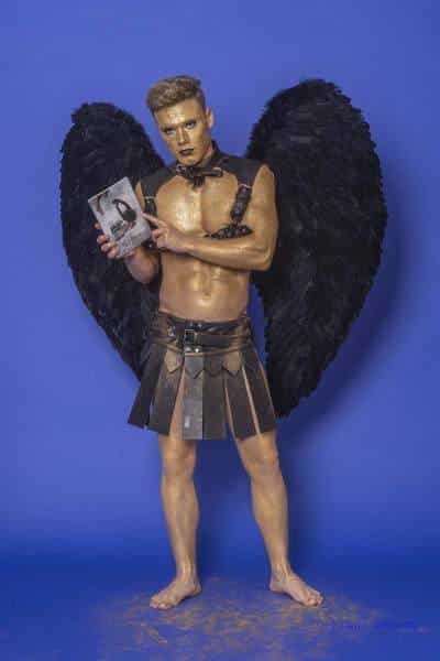 Male Model Marvin als Engel im Gladiatorstyle