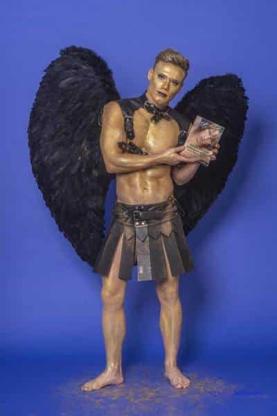 Male Model Marvin als Engel im Gladiatorstyle